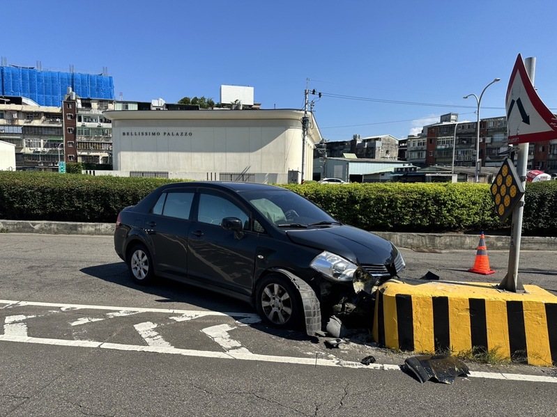 許男車輛前保險桿凹陷。記者黃子騰／翻攝