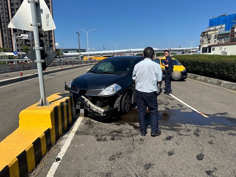 許男駕車行經華江橋下橋處時因分心拿手機撞上分隔島。記者黃子騰／翻攝