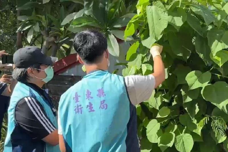 台東縣衛生局派員前往阿嬤家採集阿嬤包「阿粨」用的相關食材,做進一步化驗。記者尤聰光/攝影 台東縣衛生局派員前往阿嬤家採集阿嬤包「阿粨」用的相關食材,做進一步化驗。記者尤聰光/攝影