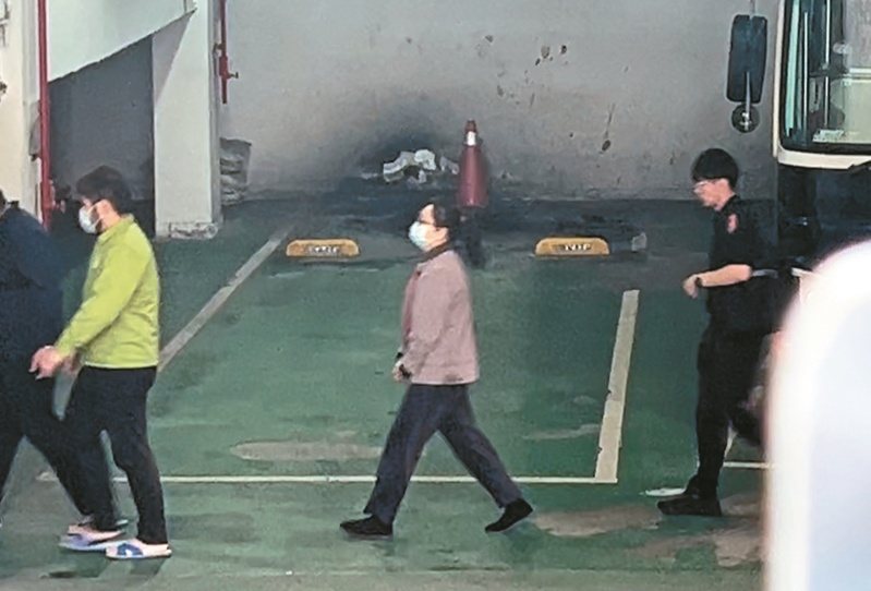 涉案保母劉彩萱、劉若琳（中）。圖／報系資料照