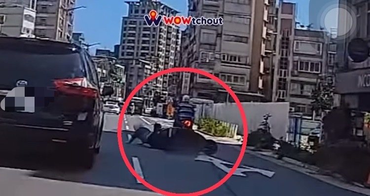 一名機車阿伯突然從巷口竄出，有網友看影片不解稱，「慢動作+暫停，重播N遍，還是看不出哪冒出來的」、「好神的阿伯」。記者翁至成／翻攝