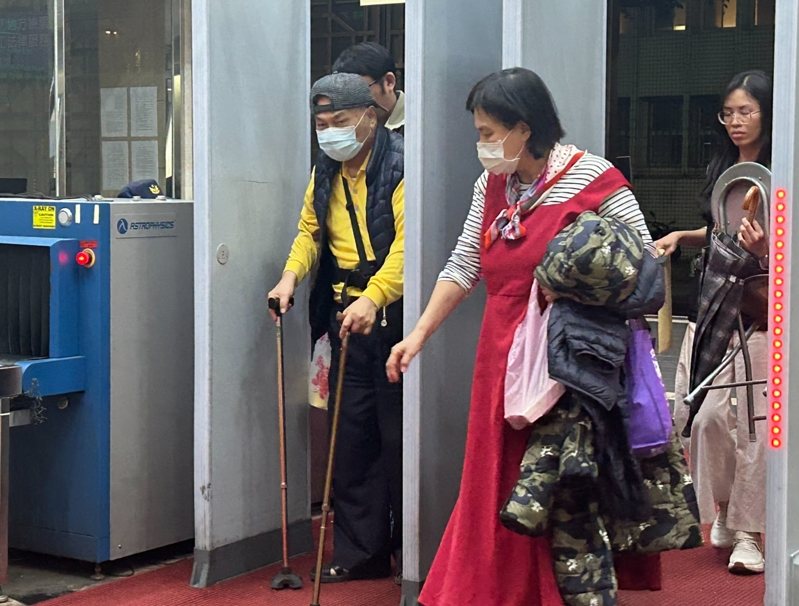 陳姓醫師（黃衣者）涉嫌開立不實的安眠藥使蒂諾斯自費處方箋，再將處方箋販售給因成癮而有用藥需求的民眾。圖／聯合報系資料照片