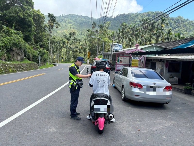 嘉義縣中埔分局警方於台三線阿婆灣路段加強違規取締。圖/警方提供 嘉義縣中埔分局警方於台三線阿婆灣路段加強違規取締。圖/警方提供