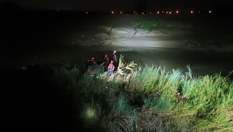 嘉義縣15歲男童昨下午在赤蘭溪邊失足落水,警消搜救至深夜溪水暴漲先收隊,今早6點接續出動搜救。圖/嘉義縣消防局提供 嘉義縣15歲男童昨下午在赤蘭溪邊失足落水,警消搜救至深夜溪水暴漲先收隊,今早6點接續出動搜救。圖/嘉義縣消防局提供