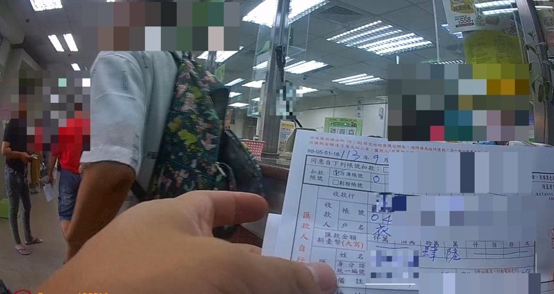 台中一名老翁到銀行要匯款,行員查覺有異勸阻,員警到場解說,他才知受騙。圖/警方提供 台中一名老翁到銀行要匯款,行員查覺有異勸阻,員警到場解說,他才知受騙。圖/警方提供