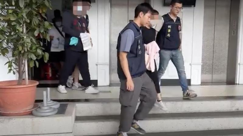 警方逮捕涉嫌跟詐團配合的地政士李姓女子。記者翁至成／翻攝