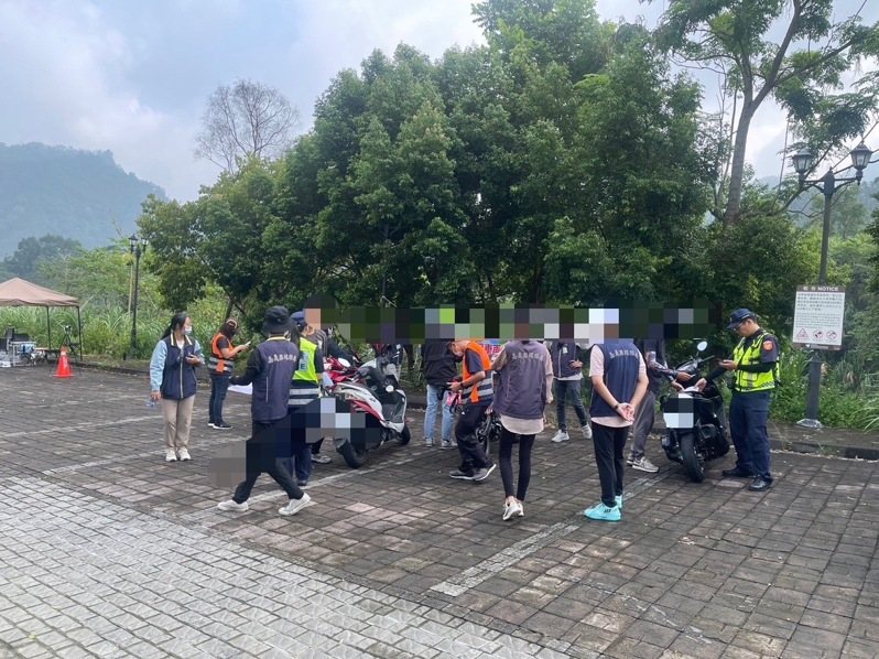 嘉義縣警方於台三線阿婆灣路段加強違規取締。圖/警方提供 嘉義縣警方於台三線阿婆灣路段加強違規取締。圖/警方提供