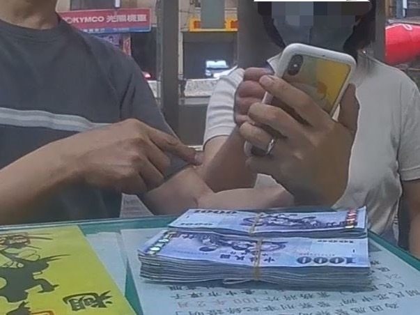 台北市黃姓男子在台中市取租賃轎車時,發現車內有兩疊現鈔,黃送交派出所招領。記者陳宏睿/翻攝 台北市黃姓男子在台中市取租賃轎車時,發現車內有兩疊現鈔,黃送交派出所招領。記者陳宏睿/翻攝
