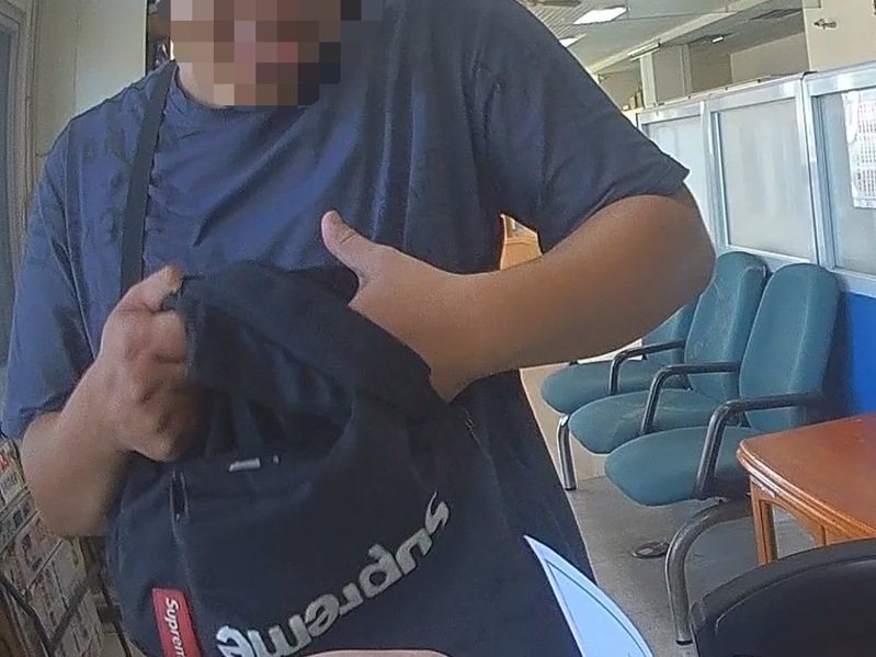 台北市黃姓男子在台中市取租賃轎車時,發現車內有兩疊現鈔,黃送交派出所招領,謝姓失主接獲警方通報後領回。記者陳宏睿/翻攝 台北市黃姓男子在台中市取租賃轎車時,發現車內有兩疊現鈔,黃送交派出所招領,謝姓失主接獲警方通報後領回。記者陳宏睿/翻攝
