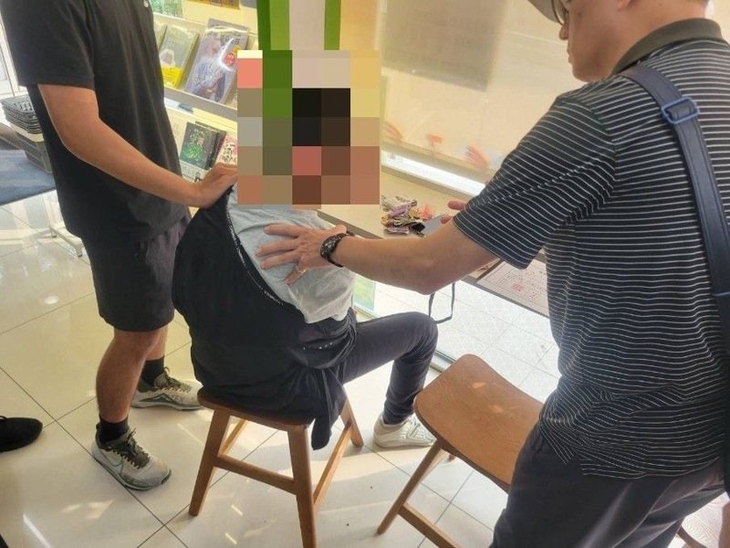 台中市東勢警分局員警埋伏，逮捕詐騙案車手。記者游振昇／翻攝