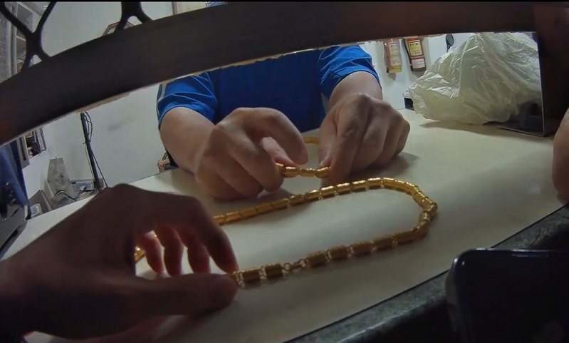 員林警分局最近接獲一家當鋪報案，查獲陳姓男子持鍍金假黃金項鍊要典當20萬元而被識破。圖／警方提供