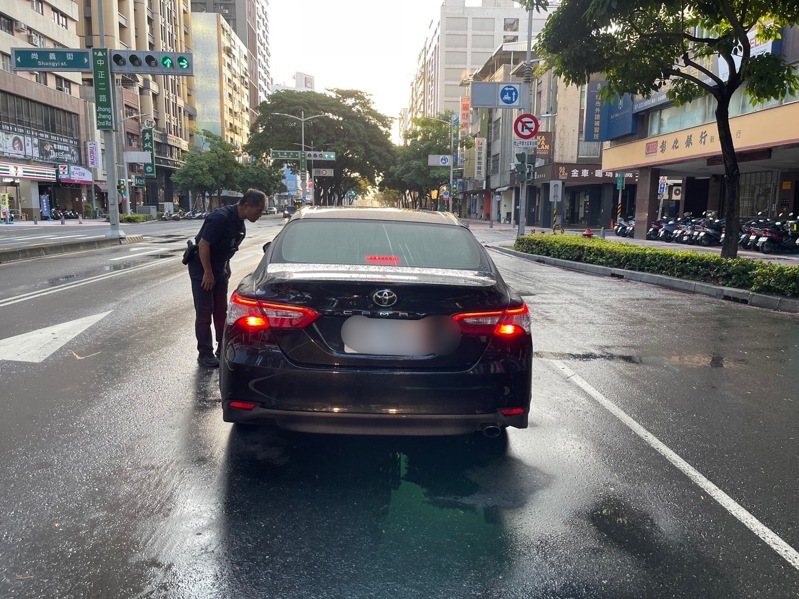 黃姓男子今天開車停紅燈時睡著,方上前拍車窗。記者林保光/翻攝 黃姓男子今天開車停紅燈時睡著,方上前拍車窗。記者林保光/翻攝