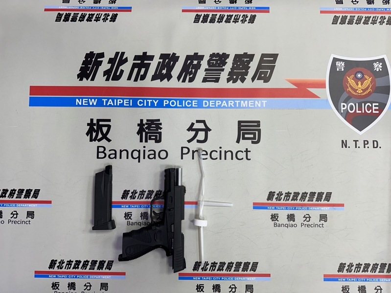 警方起獲江男持有的空氣鋼珠手槍。記者黃子騰/翻攝 警方起獲江男持有的空氣鋼珠手槍。記者黃子騰/翻攝