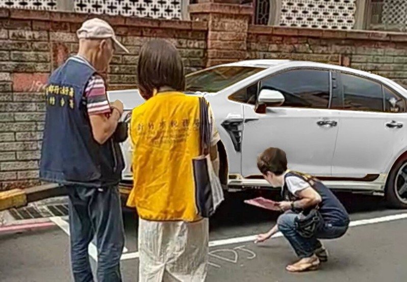 新竹蔡姓男子積欠12萬汽車使用牌照稅及其罰鍰逾期未繳，近日他將車停在某汽車停車格時，遭科技執法系統認出立即被查封拖吊。圖／執行署新竹分署提供