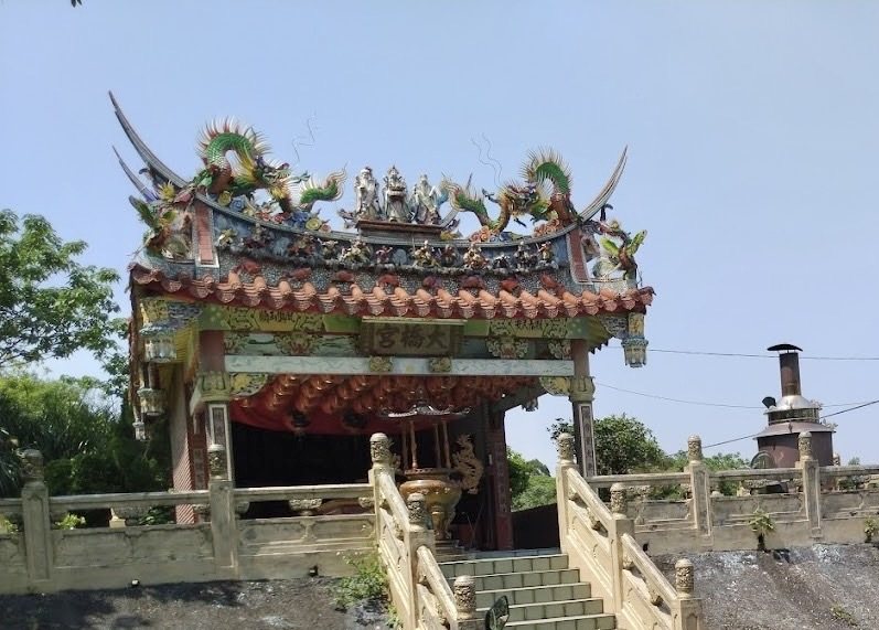 桃園市龍潭區興隆路的大橋宮土地公廟今年1月23日清晨遭祝融,連木製神像也無法倖免,龍潭警方在廟旁發現看熱鬧的劉男,上前盤查發現他涉案,桃園地檢署偵結,將他依公共危險罪起訴。圖/翻攝自Google Map 桃園市龍潭區興隆路的大橋宮土地公廟今年1月23日清晨遭祝融,連木製神像也無法倖免,龍潭警方在廟旁發現看熱鬧的劉男,上前盤查發現他涉案,桃園地檢署偵結,將他依公共危險罪起訴。圖/翻攝自Google Map