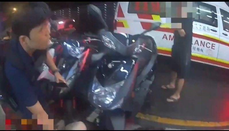 張男表示身體不適，板橋警方通報救護車將他送醫。記者黃子騰／翻攝