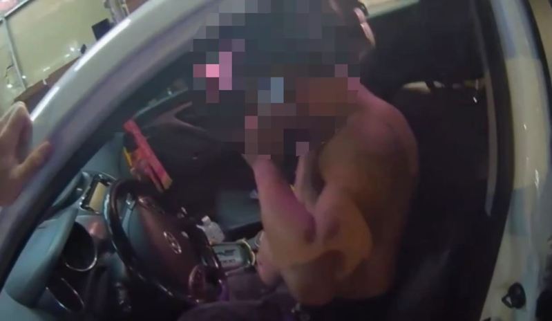 江男假藉要上車拿證件。記者黃子騰/翻攝 江男假藉要上車拿證件。記者黃子騰/翻攝