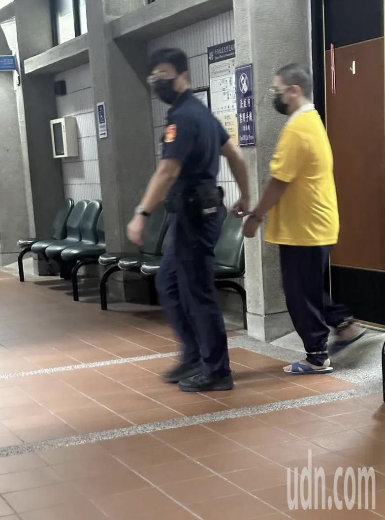 洪男(右)5月21日在台中捷運隨機砍人釀2人受傷,被依殺人未遂罪嫌起訴仍在審理中。圖/報系資料照 洪男(右)5月21日在台中捷運隨機砍人釀2人受傷,被依殺人未遂罪嫌起訴仍在審理中。圖/報系資料照