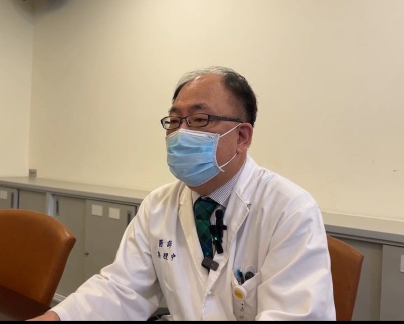 台東馬偕醫院副院長蔡耀中說明,目前院內4名病患的醫治情況,院內在使用有機磷解毒劑後病患情況有改善。記者徐白櫻/翻攝 台東馬偕醫院副院長蔡耀中說明,目前院內4名病患的醫治情況,院內在使用有機磷解毒劑後病患情況有改善。記者徐白櫻/翻攝