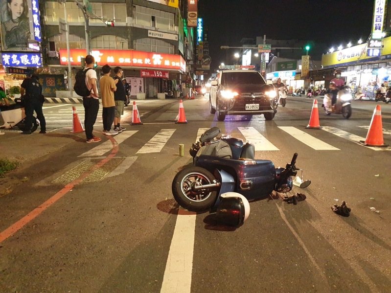 據調查,蘇姓女子開車從西門路欲右轉健康路時,不慎撞及陳姓女子機車,陳女遭轎車撞飛,經送醫搶救後不治。圖/讀者提供 據調查,蘇姓女子開車從西門路欲右轉健康路時,不慎撞及陳姓女子機車,陳女遭轎車撞飛,經送醫搶救後不治。圖/讀者提供