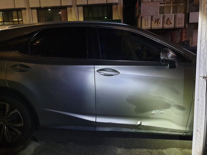據調查,陳女騎車準備返回高雄,行經事故路口時,不慎遭蘇女駕駛轎車碰撞,猛烈的撞擊力道,造成蘇女的右側前門也被撞凹。圖/讀者提供 據調查,陳女騎車準備返回高雄,行經事故路口時,不慎遭蘇女駕駛轎車碰撞,猛烈的撞擊力道,造成蘇女的右側前門也被撞凹。圖/讀者提供
