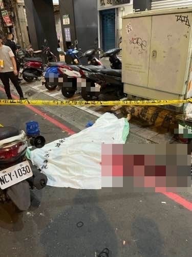 黃男墜落後撞擊到變電箱當場死亡，警方到場拉起封鎖線進行採證。記者黃子騰／翻攝