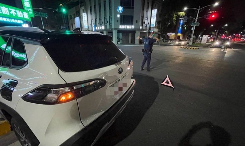 高雄市民眾拍下中華四路庇護島照片PO網,直覺「會發生事情」,結果昨晚一輛多元計程車迴轉時,整輛車開上庇護島,幸無人受傷。記者石秀華/翻攝 高雄市民眾拍下中華四路庇護島照片PO網,直覺「會發生事情」,結果昨晚一輛多元計程車迴轉時,整輛車開上庇護島,幸無人受傷。記者石秀華/翻攝