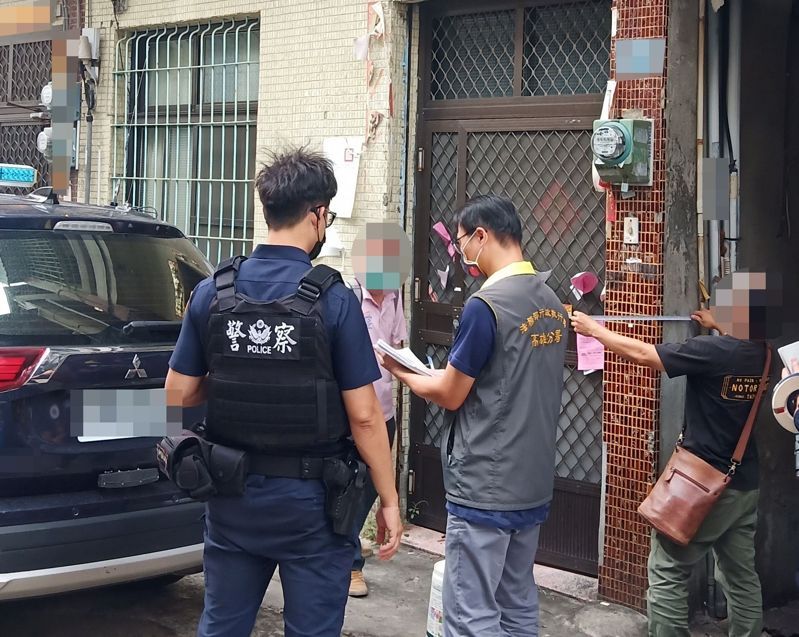 行政執行署高雄分署會同警方，查封田姓男子繼承的樓房。記者林保光／翻攝