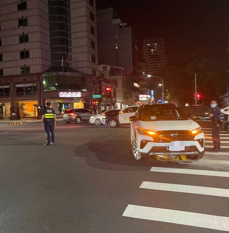 高雄市民眾拍下中華四路庇護島照片PO網,直覺「會發生事情」,結果昨晚一輛多元計程車迴轉時,整輛車開上庇護島,幸無人受傷。記者石秀華/翻攝 高雄市民眾拍下中華四路庇護島照片PO網,直覺「會發生事情」,結果昨晚一輛多元計程車迴轉時,整輛車開上庇護島,幸無人受傷。記者石秀華/翻攝
