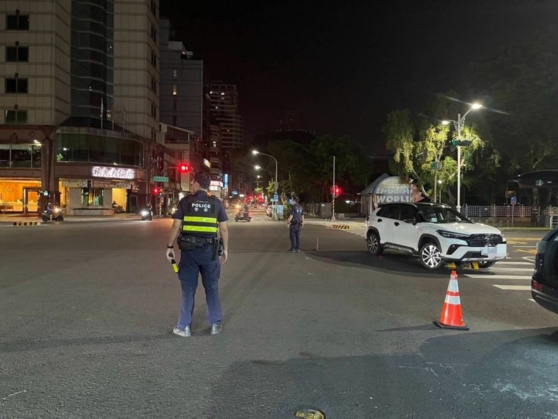高雄市民眾拍下中華四路庇護島照片PO網,直覺「會發生事情」,結果昨晚一輛多元計程車迴轉時,整輛車開上庇護島,幸無人受傷。記者石秀華/翻攝 高雄市民眾拍下中華四路庇護島照片PO網,直覺「會發生事情」,結果昨晚一輛多元計程車迴轉時,整輛車開上庇護島,幸無人受傷。記者石秀華/翻攝