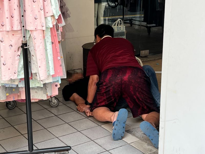 去年嘉義市區白晝銀樓搶案，見義勇為路人將嫌犯踹到，銀樓老闆上前將搶嫌壓制在地。圖／本報資料照片