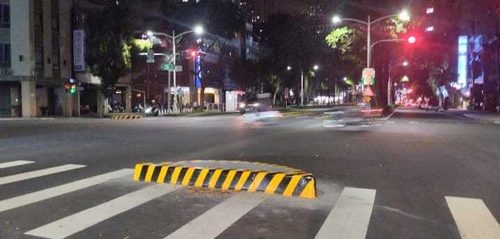 有民眾拍下中華四路庇護島照片PO網,直覺「會發生事情」,結果昨晚一輛多元計程車迴轉時,整輛車開上庇護島,幸無人受傷。圖/取自臉書社團「高雄大小事」 有民眾拍下中華四路庇護島照片PO網,直覺「會發生事情」,結果昨晚一輛多元計程車迴轉時,整輛車開上庇護島,幸無人受傷。圖/取自臉書社團「高雄大小事」