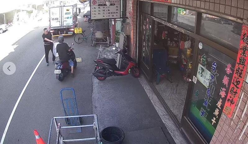 翁姓老闆攔阻竊賊，但竊賊仍騎機車揚長逃逸。圖／擷自臉書「旗津咱們的故鄉」