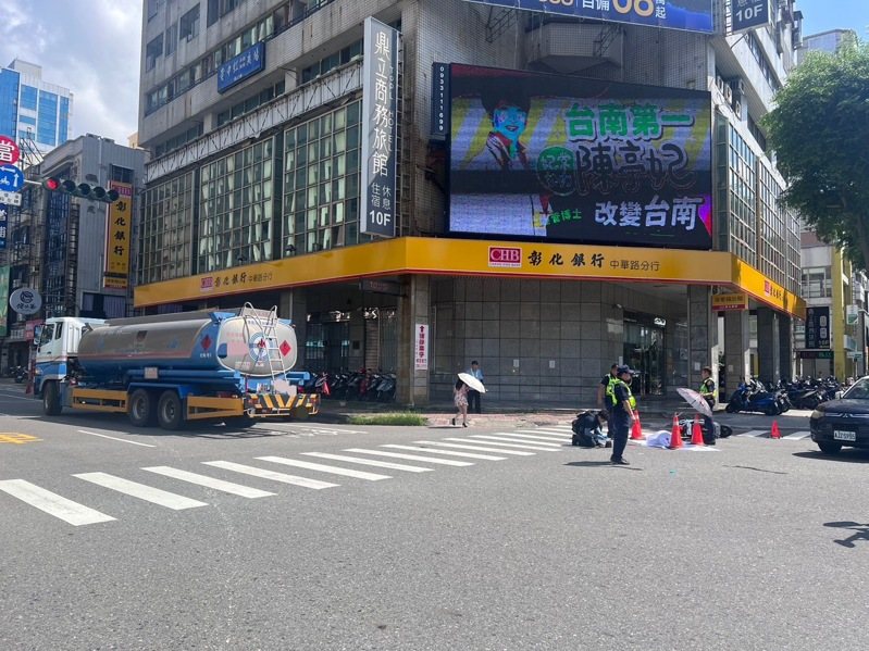 台南市永康區中華路、小東路口上午9點多，發生大貨車右轉撞上直行機車，造成女機車騎士當場身亡。圖／讀者提供