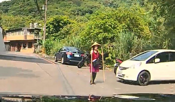 有熱心車主提供行車紀錄器,清楚拍到婦人身影,家屬燃起一絲希望,但仍沒有找到人,今天將再擴大續搜索,希望能有好消息。記者游明煌/翻攝 有熱心車主提供行車紀錄器,清楚拍到婦人身影,家屬燃起一絲希望,但仍沒有找到人,今天將再擴大續搜索,希望能有好消息。記者游明煌/翻攝