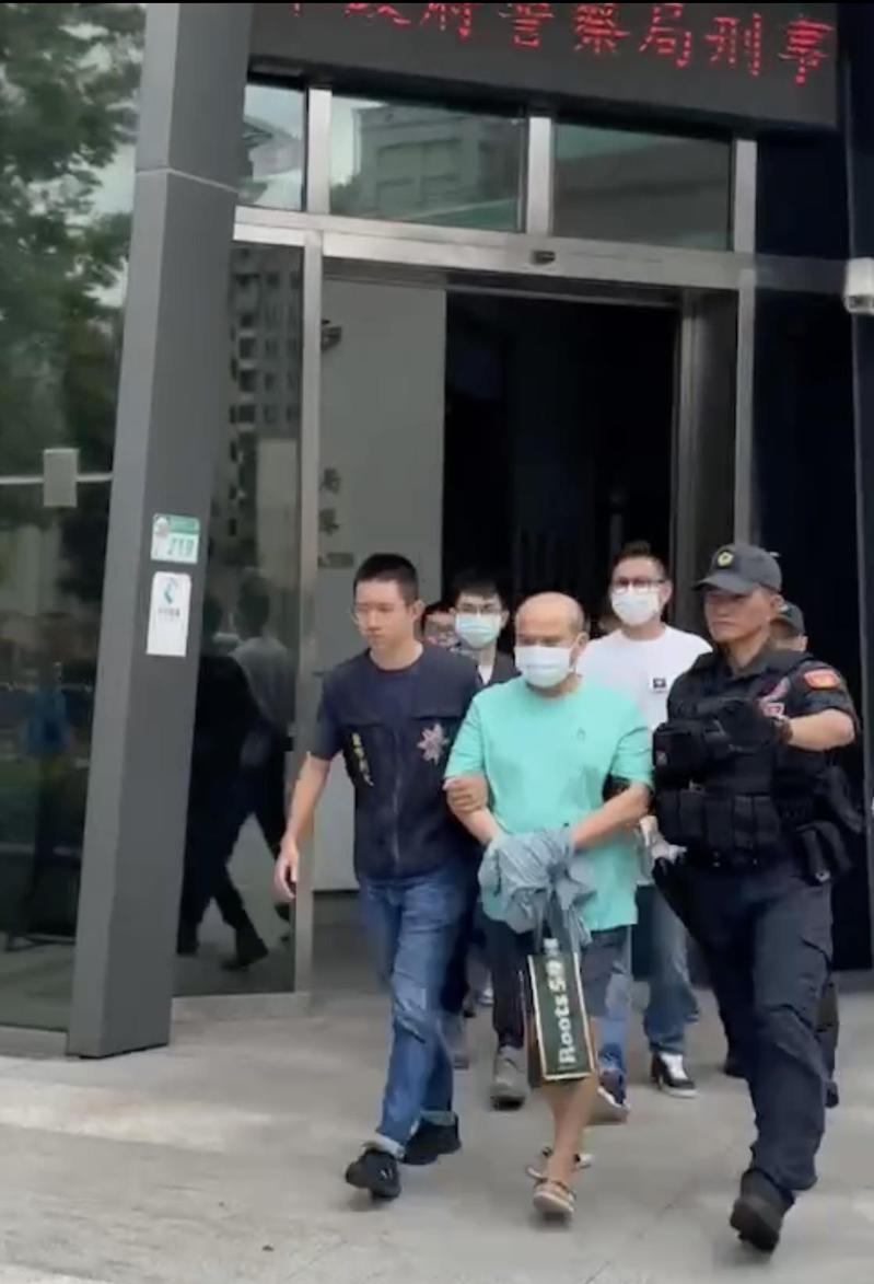 四海幫大哥郝廣民（中）涉恐嚇取財未遂等罪嫌，遭檢警拘提，搜索查扣950萬元。圖／民眾提供