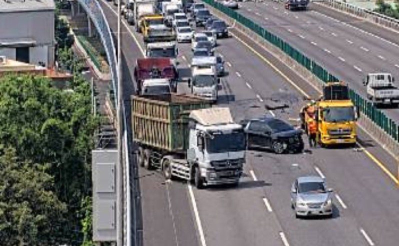 國3北上115K竹南路段,今天上午10點多,在內線車道發生一起轎車追撞緩撞車事故,造成轎車駕駛及乘客共3人受傷送醫,肇事原因及責任歸屬由國道警方調查中。圖/翻攝國道即時影像 國3北上115K竹南路段,今天上午10點多,在內線車道發生一起轎車追撞緩撞車事故,造成轎車駕駛及乘客共3人受傷送醫,肇事原因及責任歸屬由國道警方調查中。圖/翻攝國道即時影像