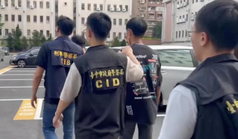 台中市楊姓男子等人成立水房，替不法分子洗錢，刑事局智財大隊去年至今年陸續收網，帶回楊等涉案26人。記者陳宏睿／翻攝