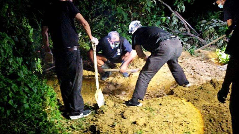 中秋節晚間,苗栗警分局專案小組人員循線先在公館鄉福基村一帶山區挖出死者遺體。圖/警方提供 中秋節晚間,苗栗警分局專案小組人員循線先在公館鄉福基村一帶山區挖出死者遺體。圖/警方提供