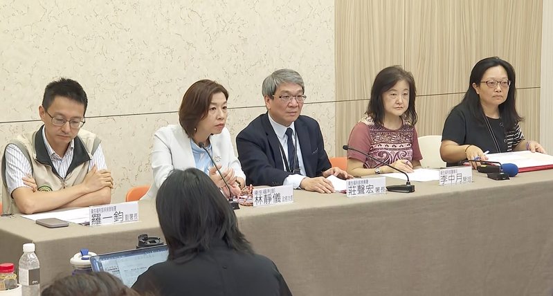 今年3月爆發「寶林茶室」食物中毒事件後,衛福部調整「疑似食品中毒事件處理及採樣操作手冊」,修正食物中毒調查與通報流程,近期台東發生「蝸牛小米粽中毒案件」,是首例應用的重大食物中毒事件。記者董子誠/攝影 今年3月爆發「寶林茶室」食物中毒事件後,衛福部調整「疑似食品中毒事件處理及採樣操作手冊」,修正食物中毒調查與通報流程,近期台東發生「蝸牛小米粽中毒案件」,是首例應用的重大食物中毒事件。記者董子誠/攝影