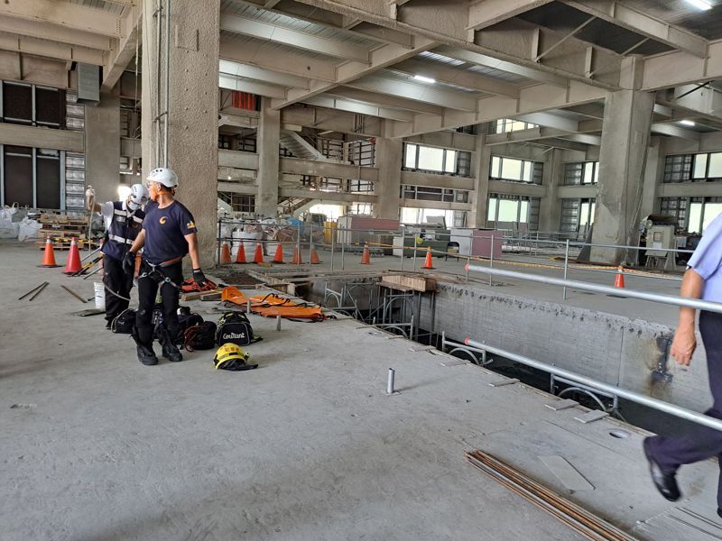 高雄義享天地二期工程今天近午時分傳工安意外，一名工人進行傳泥料工程時，不慎從6樓墜B1慘死。記者石秀華／翻攝