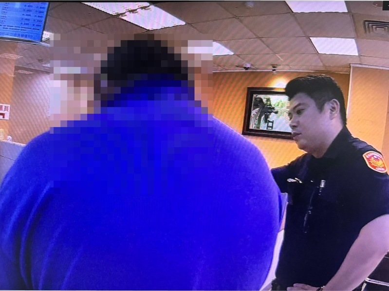 李姓男子（左）遭到「猜猜我是誰」電信詐騙，經台南市警二分局巡佐顏威（右）拆穿騙術保住李15萬元。記者黃宣翰／翻攝