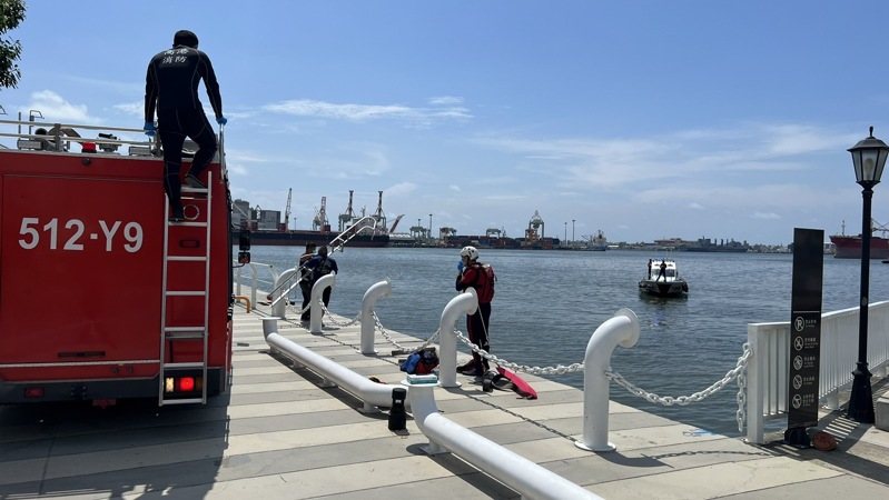 高雄流行音樂中心旁的高雄港水域,今天發現浮屍,警消打撈浮屍。記者林保光/翻攝 高雄流行音樂中心旁的高雄港水域,今天發現浮屍,警消打撈浮屍。記者林保光/翻攝