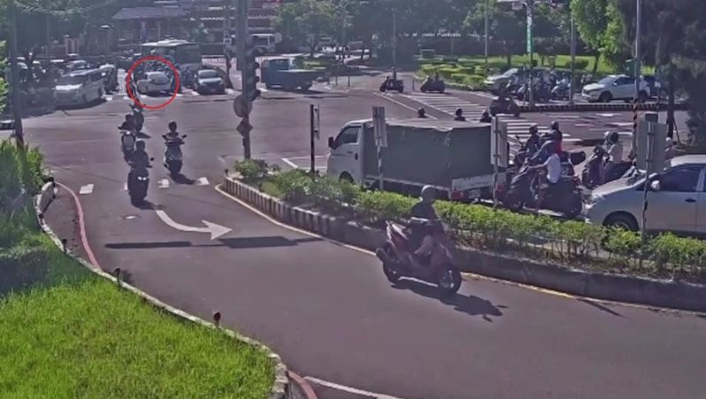 賴男逆向撞到下新海橋的車流。記者黃子騰／翻攝