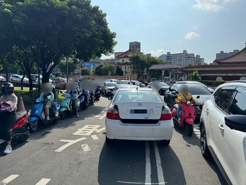 賴男開車睡著，車輛直衝新海橋逆向車道。記者黃子騰／翻攝
