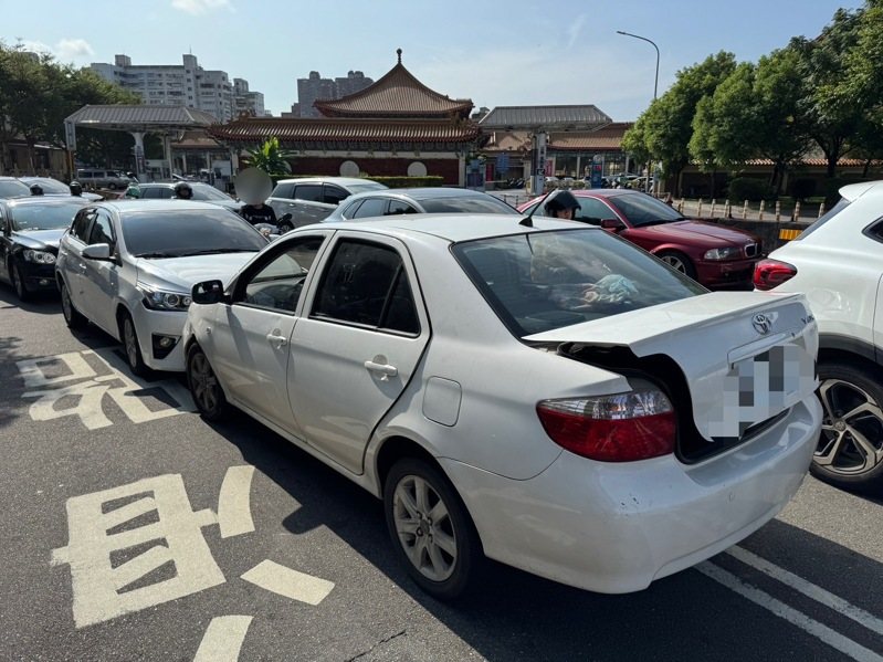 賴男逆向撞上黃女駕駛的轎車。記者黃子騰／翻攝