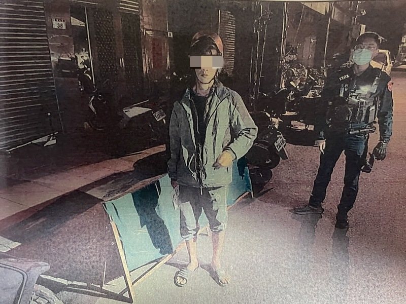39歲蔡姓男子今年元月初騎機車外出時，無故對坐在路口休息且不認識的回收婦人扔擲大石頭，當場造成婦人頭破血流送醫，桃園地檢署偵結，將他依殺人未遂罪起訴。記者陳恩惠／翻攝