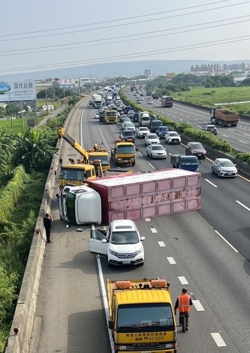 1輛營業大貨車今天上午8時許,行經國道1號南下欲下彰化交流道時,失控翻覆,橫躺中、外線車道,駕駛輕傷未送醫,但造成約4公里大塞車。圖/取自彰化踢爆網 1輛營業大貨車今天上午8時許,行經國道1號南下欲下彰化交流道時,失控翻覆,橫躺中、外線車道,駕駛輕傷未送醫,但造成約4公里大塞車。圖/取自彰化踢爆網
