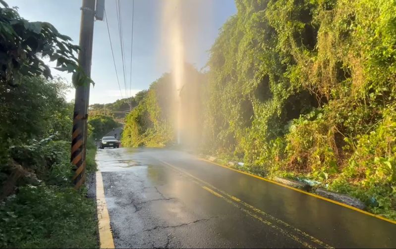 高市鼓山區柴山大路的鋼製自來水管線排氣閥,17日下午被黃姓女子駕車撞斷,外洩的自來水噴出約3至4層樓高。圖/水公司提供 高市鼓山區柴山大路的鋼製自來水管線排氣閥,17日下午被黃姓女子駕車撞斷,外洩的自來水噴出約3至4層樓高。圖/水公司提供
