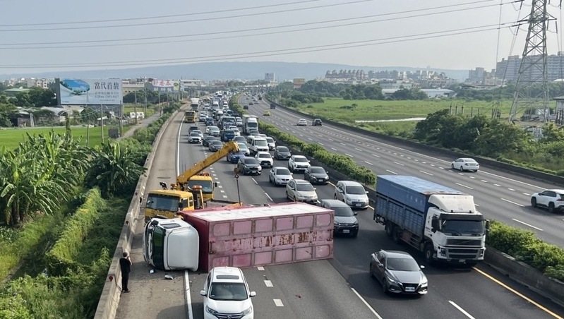 1輛營業大貨車今天上午8時許,行經國道1號南下欲下彰化交流道時,失控翻覆,橫躺中、外線車道,駕駛輕傷未送醫,但造成約4公里大塞車。圖/取自彰化踢爆網 1輛營業大貨車今天上午8時許,行經國道1號南下欲下彰化交流道時,失控翻覆,橫躺中、外線車道,駕駛輕傷未送醫,但造成約4公里大塞車。圖/取自彰化踢爆網
